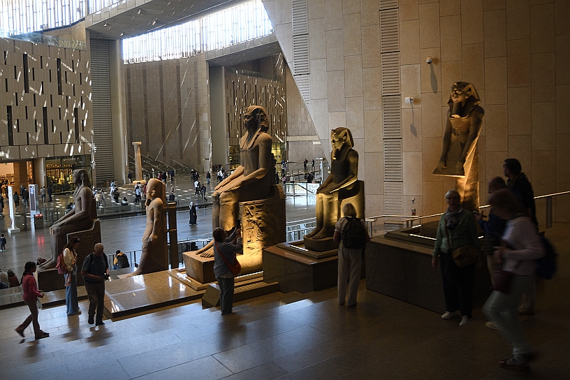 14 MAK_7037.jpg - La grande scalinata che ospita circa 60 manufatti, che porta al quinto piano del museo. All’inizio le statue di alcuni dei faraoni più importanti.